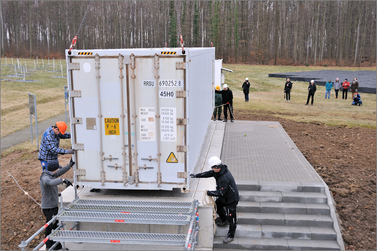 TauSoL Container wird auf dem Fundament platziert