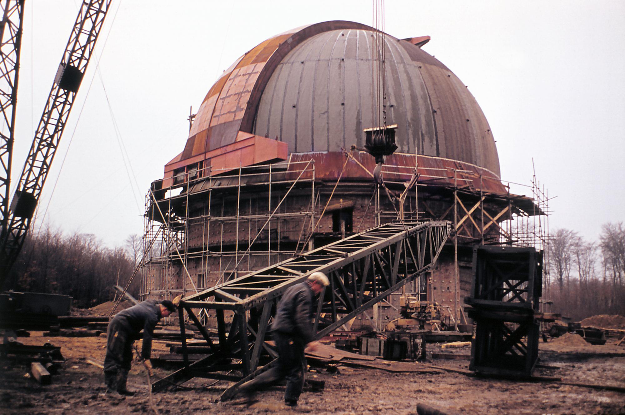 Bau des Kuppelgebäudes des Karl-Schwarzschild-Observatoriums