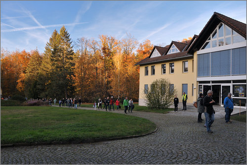 Die ersten Besucher der Langen Nacht der Sterne auf dem Weg zu den Teleskopen. Foto: TLS Besucher auf dem Weg zur Kuppel Foto TLS