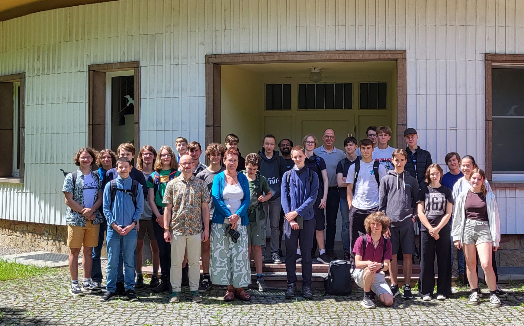 Schulklasse vor Kuppel 01