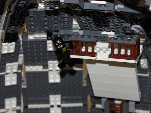 Ein Detail im Steckbaustein-Modell des Alfred-Jensch-Teleskops. Foto: TLS Ein Superheld, der sich im Modell versteckt