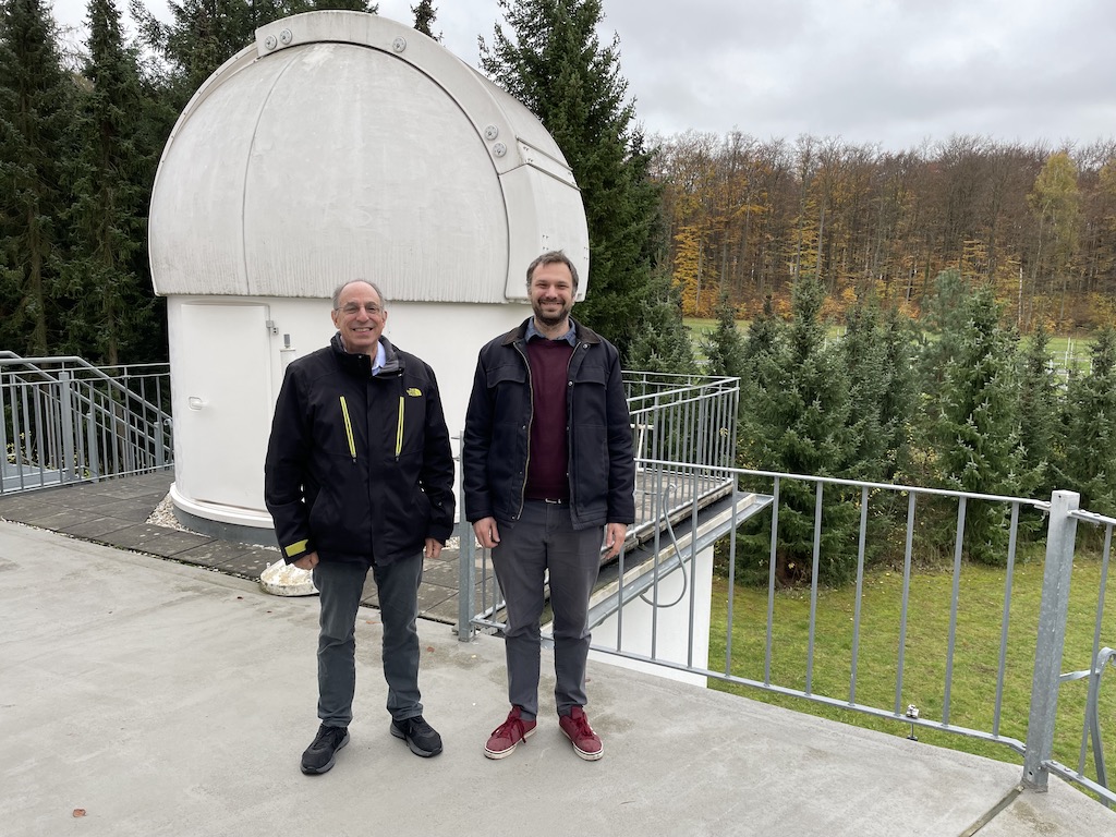 Hatzes und Hribar vor dem TES Teleskop der Thüringer Landessternwarte Foto TLS